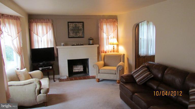 4600 Raspe Avenue Baltimore, MD 21206 - Photo 16 of 19 Living Room