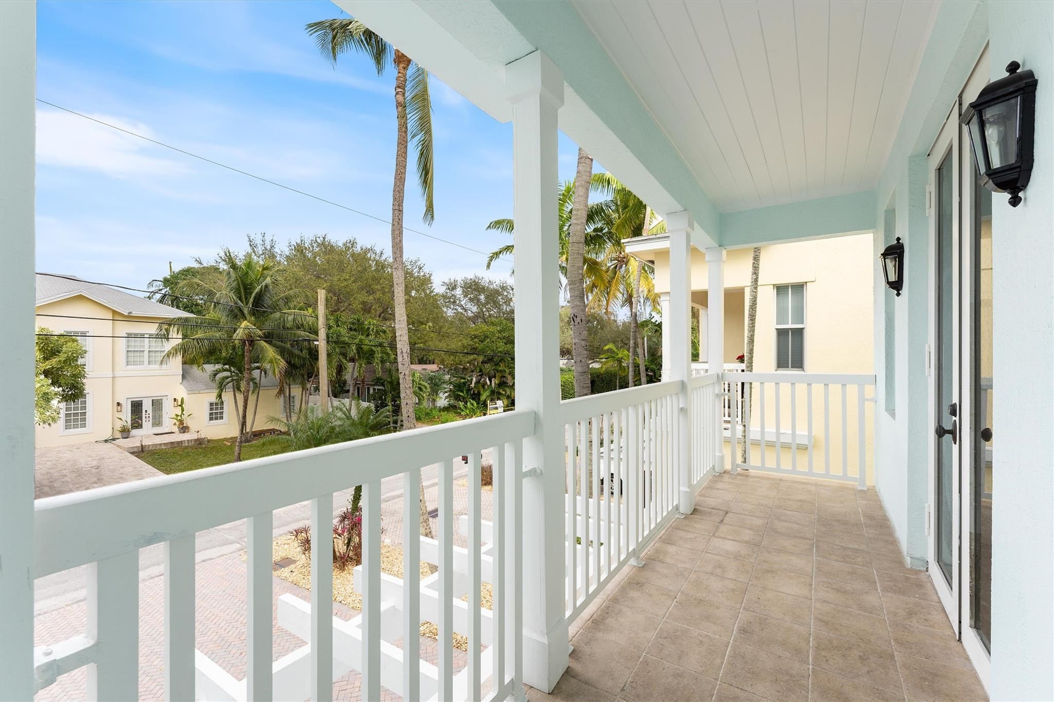 950 Southwest 7th Street, Unit 950 Fort Lauderdale, FL 33315 - Photo 15 of 42 a view of a street from a corridor