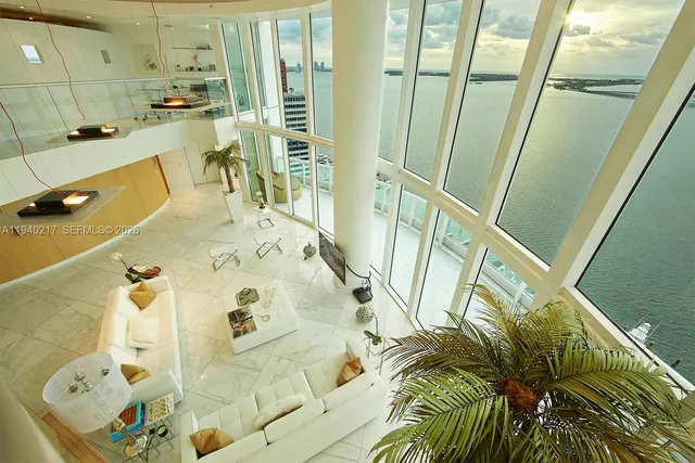 a bath room with a bathtub