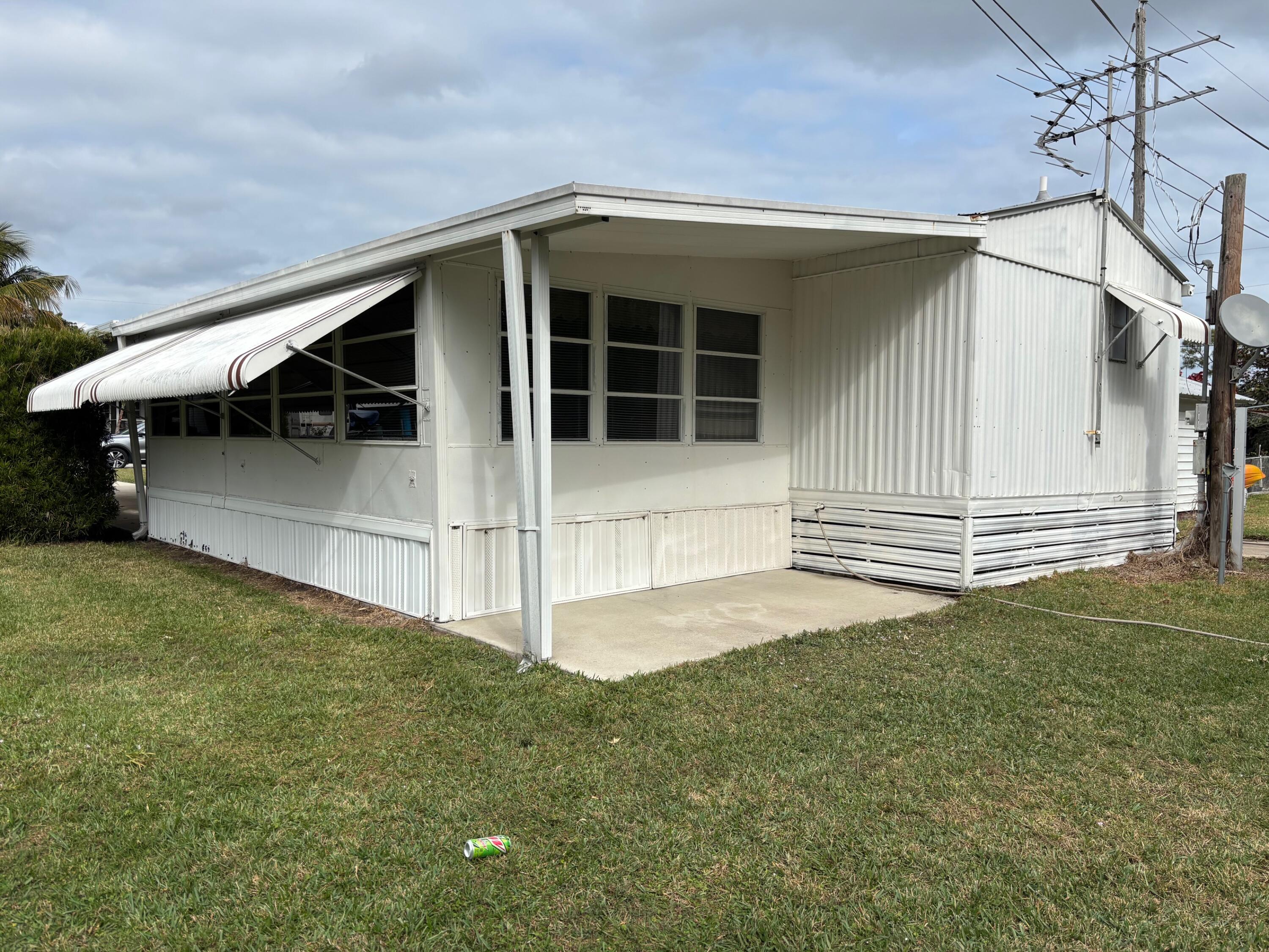 152 Northeast 15th Terrace Stuart, FL 34994 - Photo 5 of 20 IMG_4405