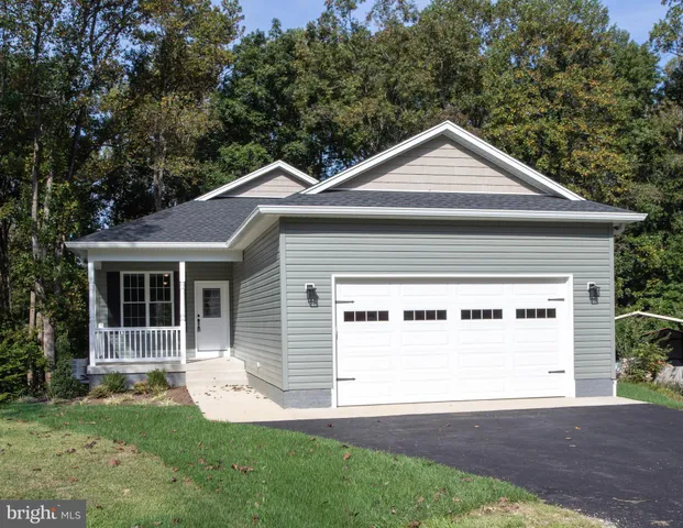 a view of front of a house with a yard