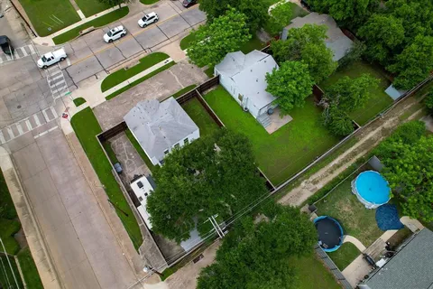 an aerial view of a house having yard
