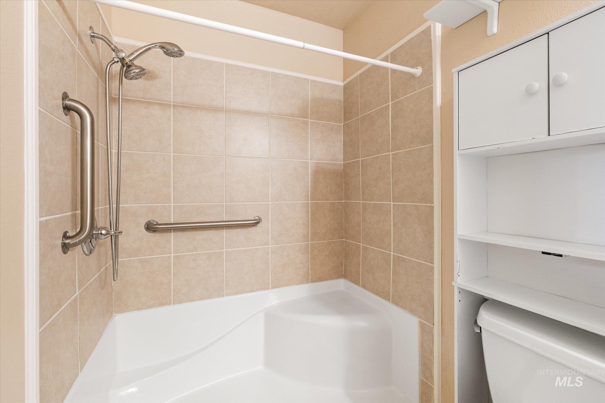 17925 Monarch Way Nampa, ID 83687 - Photo 17 of 29 Bathroom with a walk-in shower.