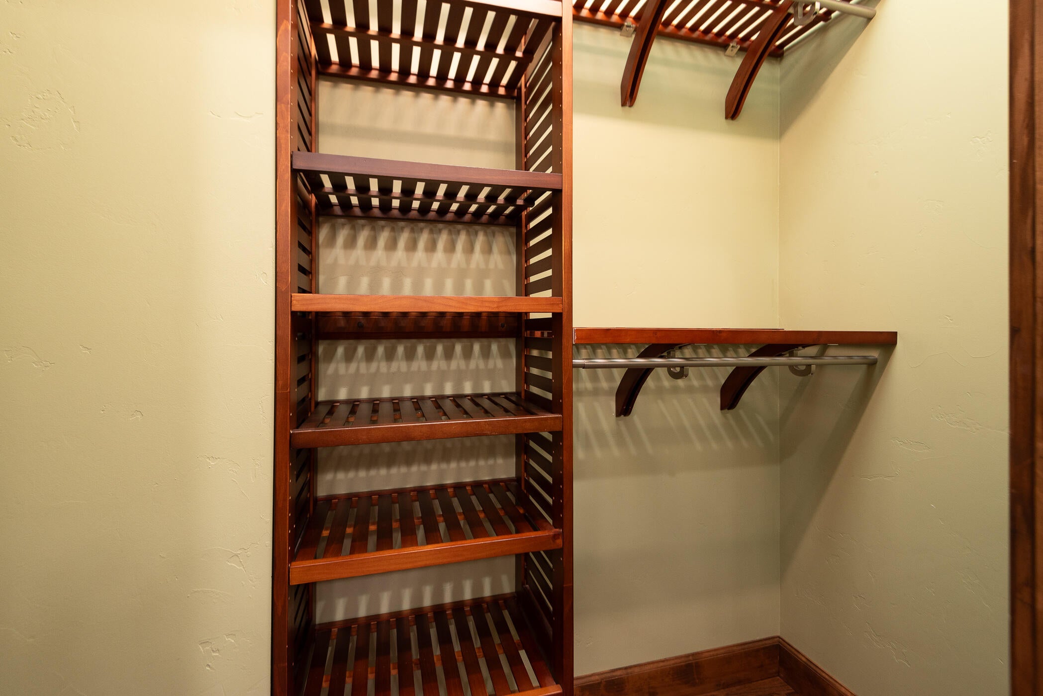 65025 Hunnell Road Bend, OR 97703 - Photo 20 of 50 20Primary closet