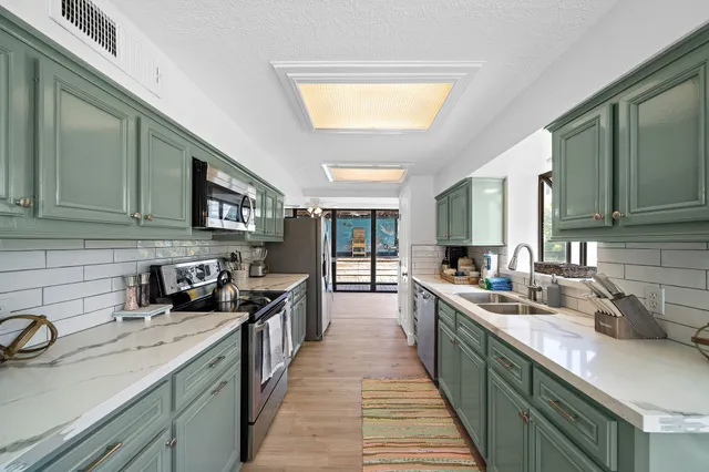 $419,000 | 515 Clear Lake Road, Kemah, TX 77565