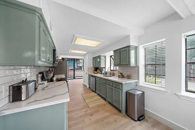 $419,000 | 515 Clear Lake Road, Kemah, TX 77565