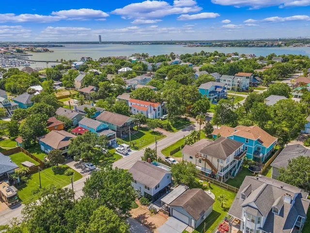 $419,000 | 515 Clear Lake Road, Kemah, TX 77565