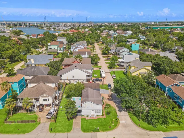 $419,000 | 515 Clear Lake Road, Kemah, TX 77565