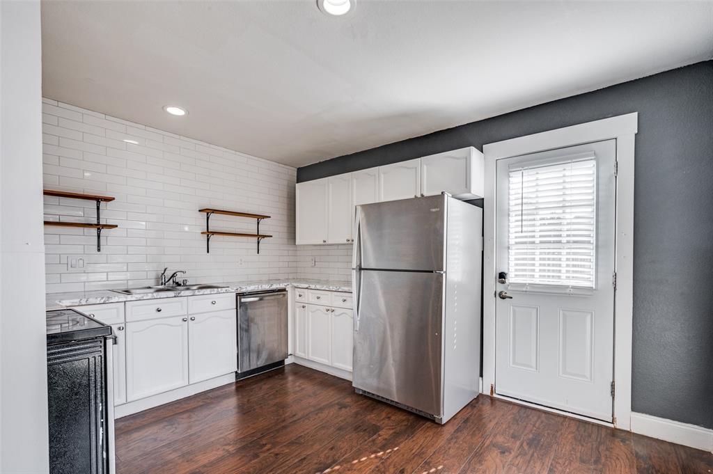 1008 Tennessee Trail Arlington, TX 76017 - Photo 10 of 25 a kitchen with a refrigerator a sink and dishwasher a oven with wooden floor