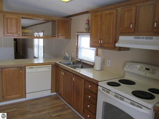 1120 Riverside Street Cadillac, MI 49601 - Photo 2 of 23 3