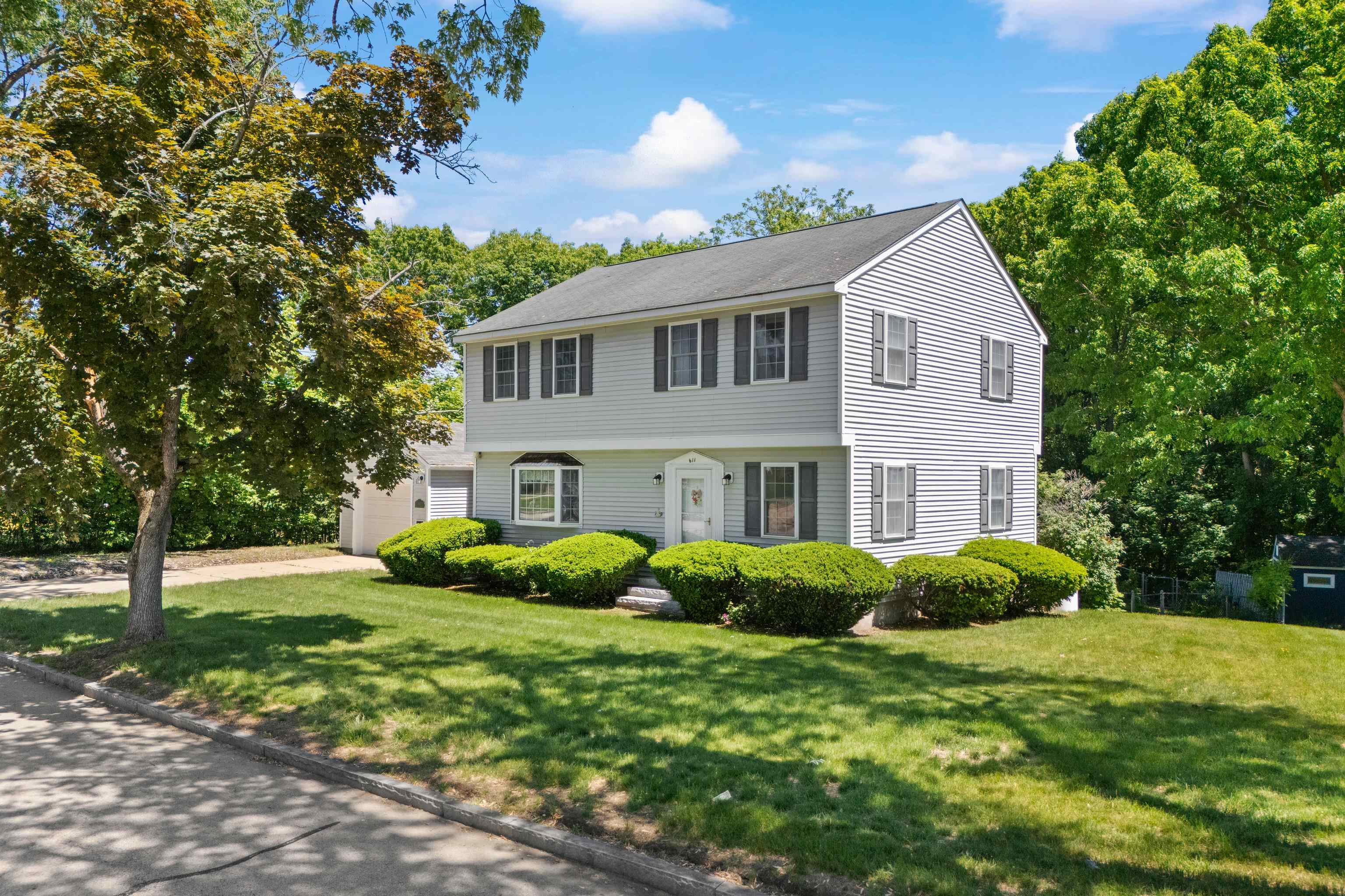 611 Coolidge Avenue Manchester, NH 03102 - Photo 3 of 55