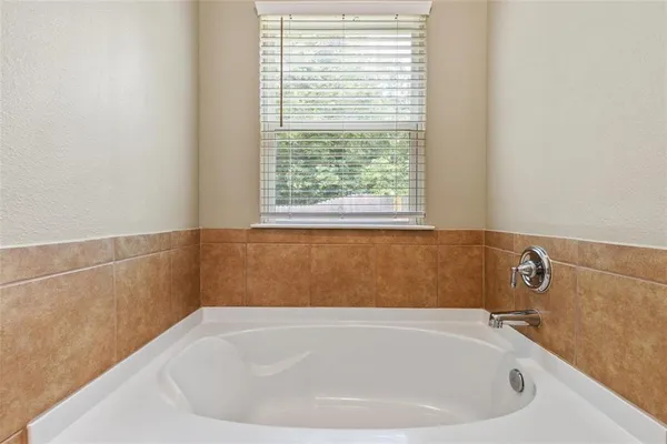 $2,350 | 512 Highpark Court, Lake Dallas, TX 75065