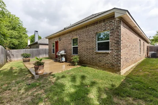 $2,350 | 512 Highpark Court, Lake Dallas, TX 75065