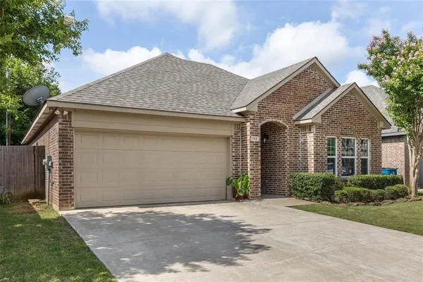 $2,350 | 512 Highpark Court, Lake Dallas, TX 75065