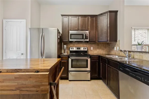 $2,350 | 512 Highpark Court, Lake Dallas, TX 75065