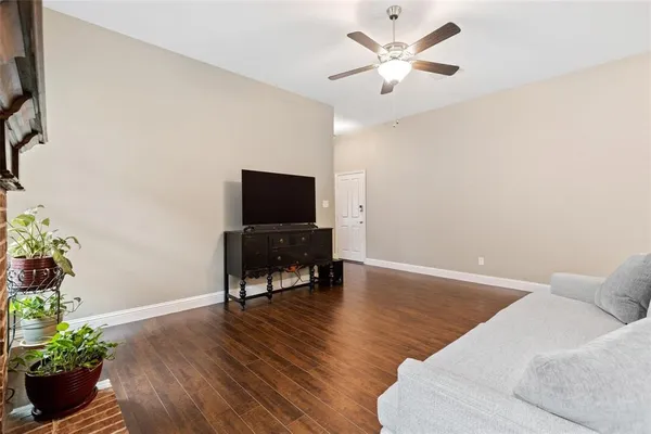 $2,350 | 512 Highpark Court, Lake Dallas, TX 75065