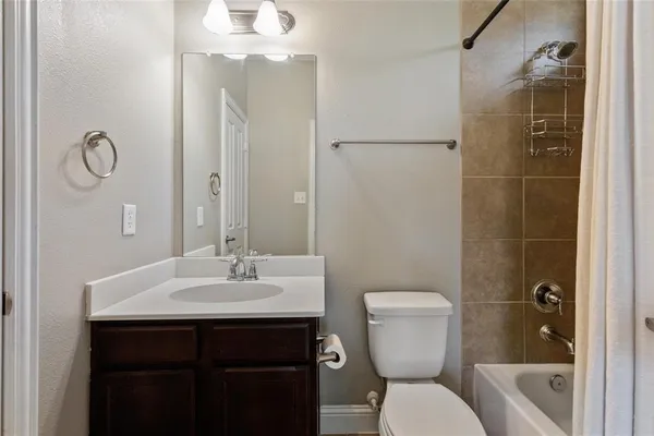 $2,350 | 512 Highpark Court, Lake Dallas, TX 75065