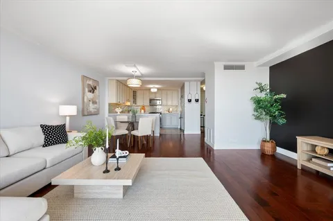 $299,000 | 5855 North Sheridan Road, Unit 25G, Chicago, IL 60660