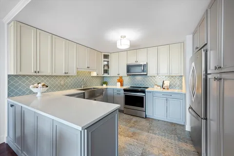 $299,000 | 5855 North Sheridan Road, Unit 25G, Chicago, IL 60660