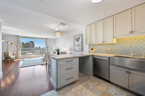 $299,000 | 5855 North Sheridan Road, Unit 25G, Chicago, IL 60660