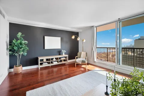 $299,000 | 5855 North Sheridan Road, Unit 25G, Chicago, IL 60660