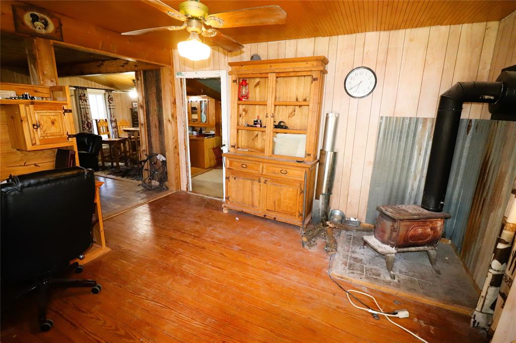 10543 Old Joy Shannon Road Henrietta, TX 76365 - Photo 9 of 36 a view of a room with gym equipment