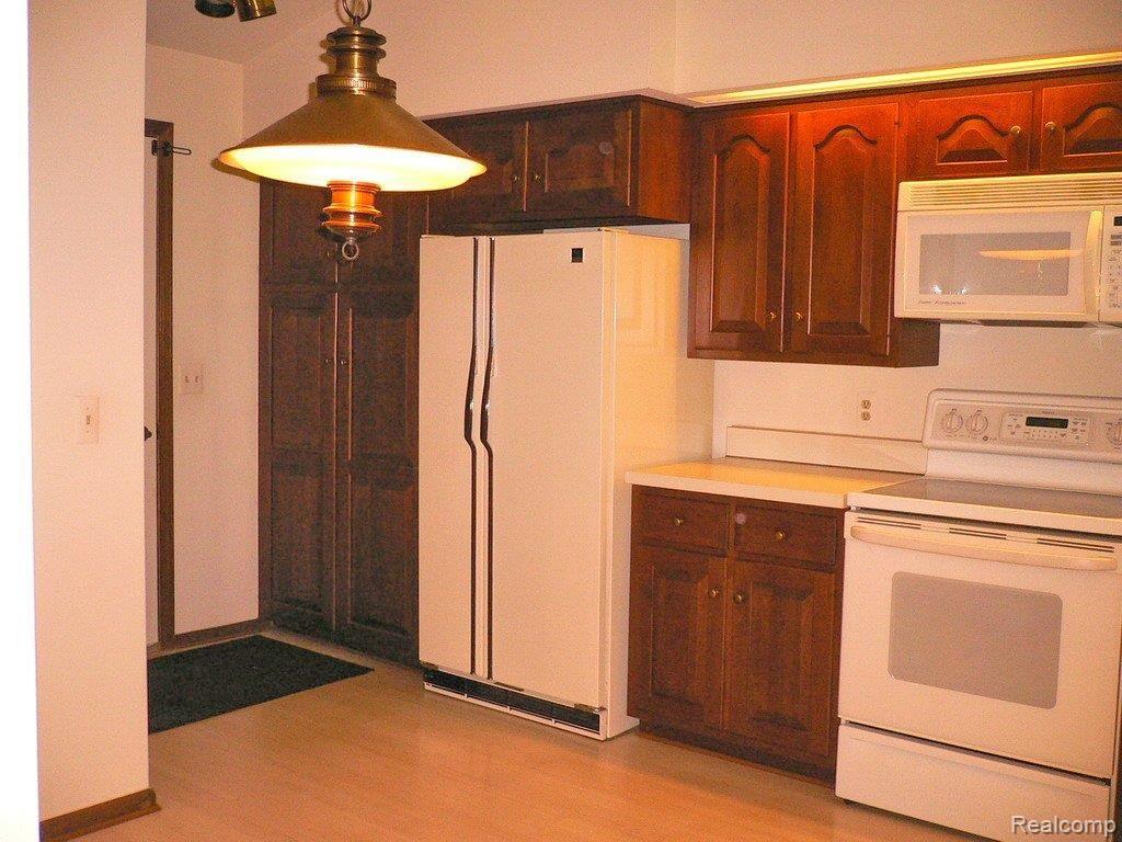 940 GreenView Court, Unit 29 Rochester, MI 48307 - Photo 10 of 25 Kitchen