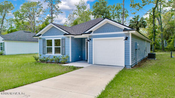 407 Rustic Road Satsuma, FL 32189 - Photo 7 of 55 a front view of a house with a yard