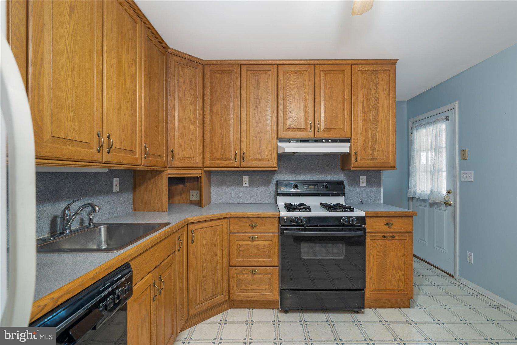 2324 Holyoke Road Baltimore, MD 21237 - Photo 4 of 23 Gallery Image 4
