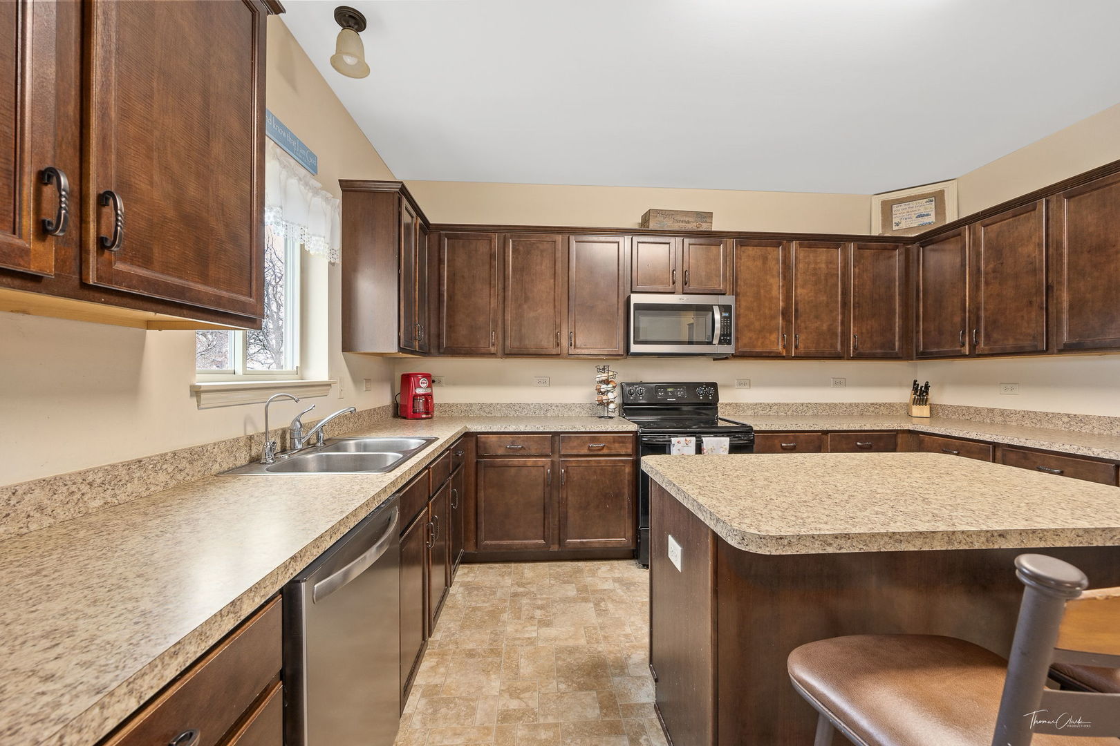 8022 West Offner Road Peotone, IL 60468 - Photo 18 of 42 a kitchen with a sink stove top oven and refrigerator