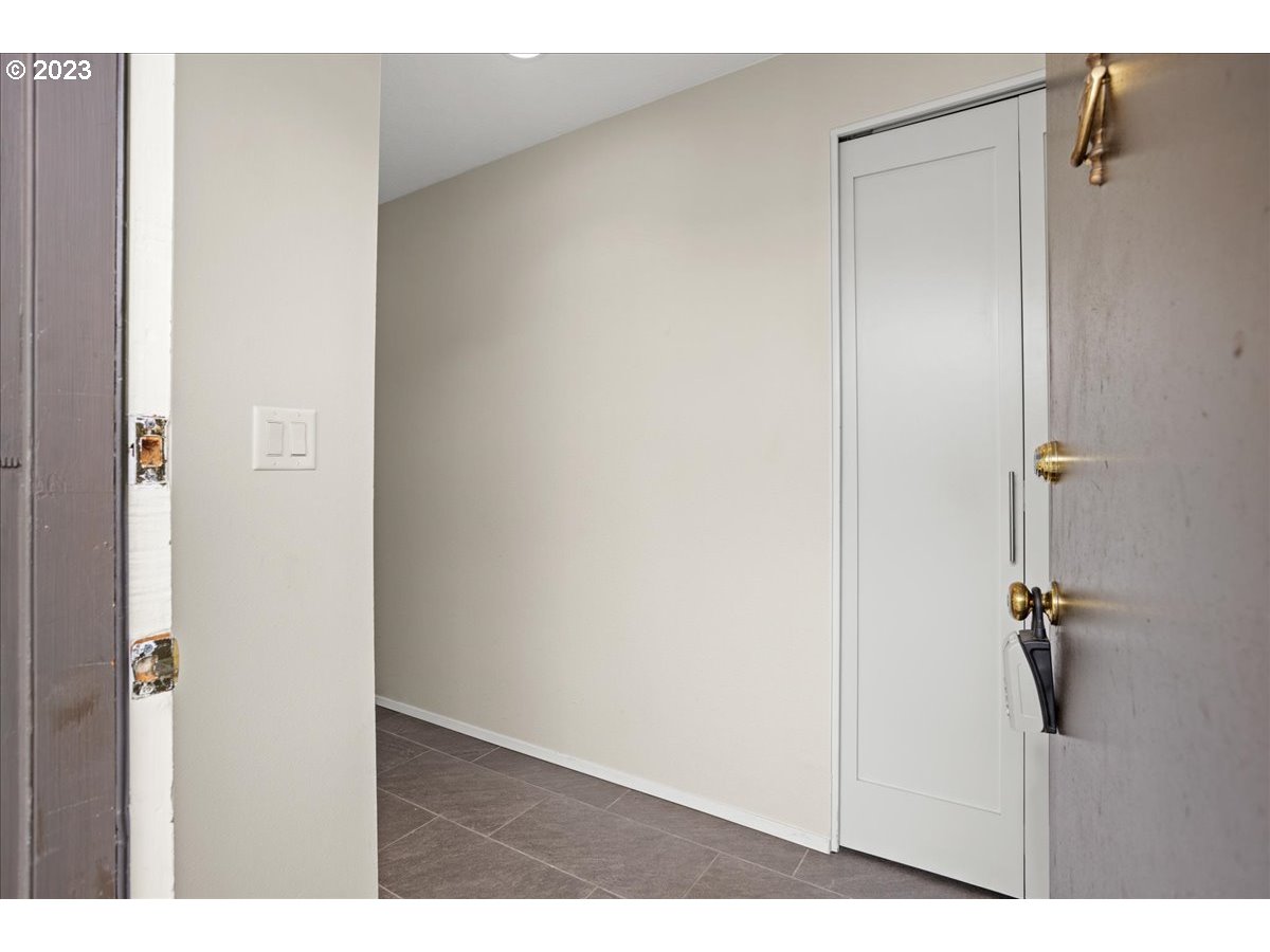 5630 South Riverside Lane, Unit 24 Portland, OR 97239 - Photo 3 of 40 Gallery Image 3