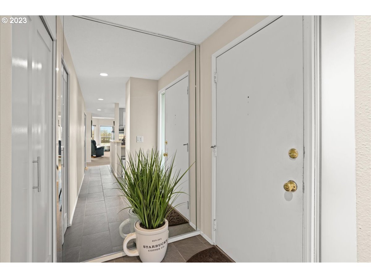 5630 South Riverside Lane, Unit 24 Portland, OR 97239 - Photo 5 of 40 Gallery Image 5