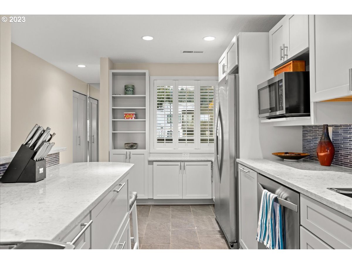 5630 South Riverside Lane, Unit 24 Portland, OR 97239 - Photo 8 of 40 Gallery Image 8