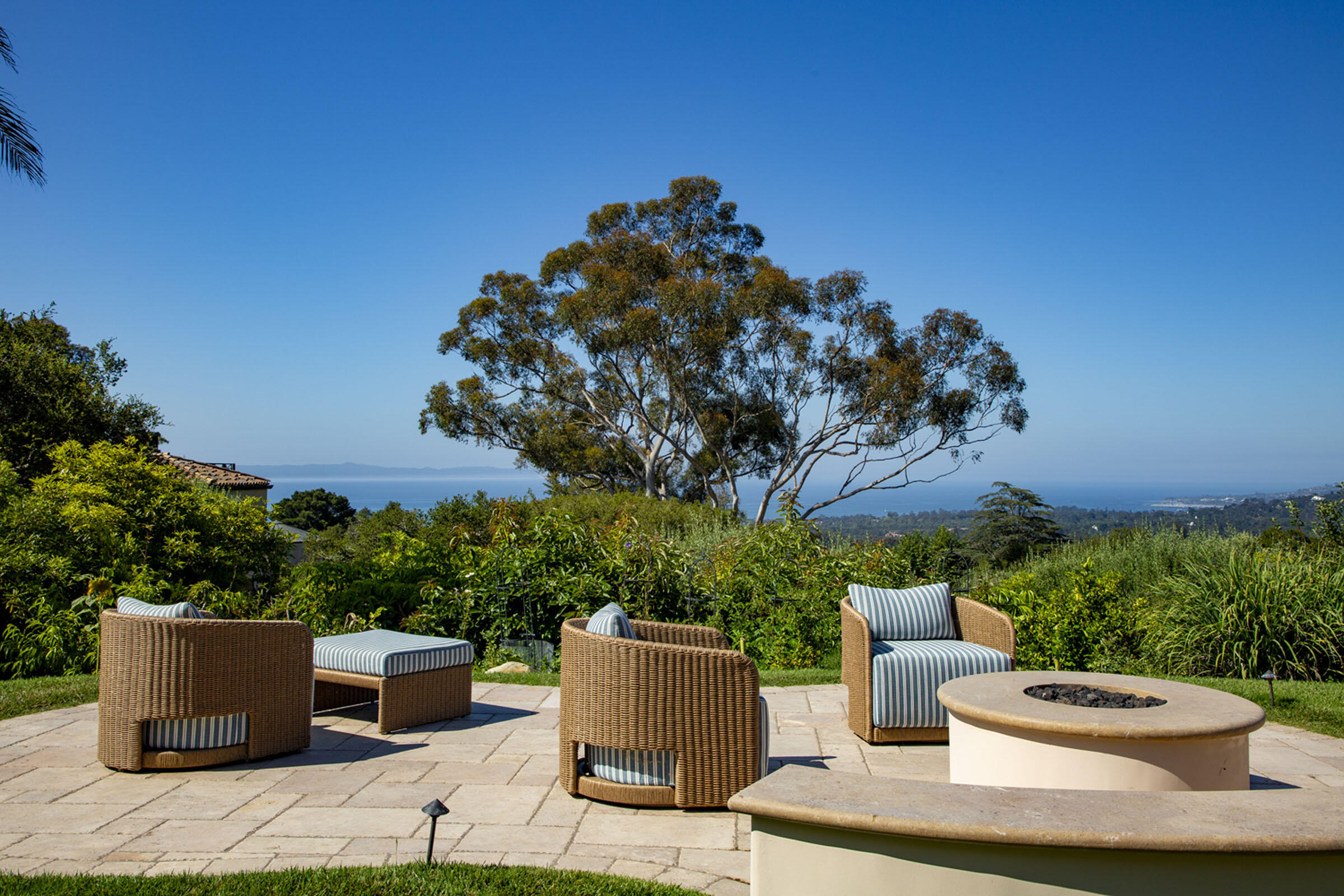 890 Park Lane Montecito, CA 93108 - Photo 3 of 30 a view of a patio with a dining table and chairs with wooden fence