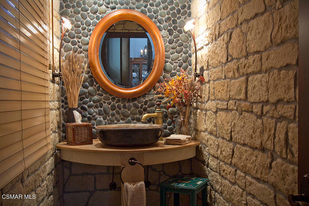 1812 West Potrero Road Thousand Oaks, CA 91361 - Photo 28 of 35 a bathroom with a sink and a mirror