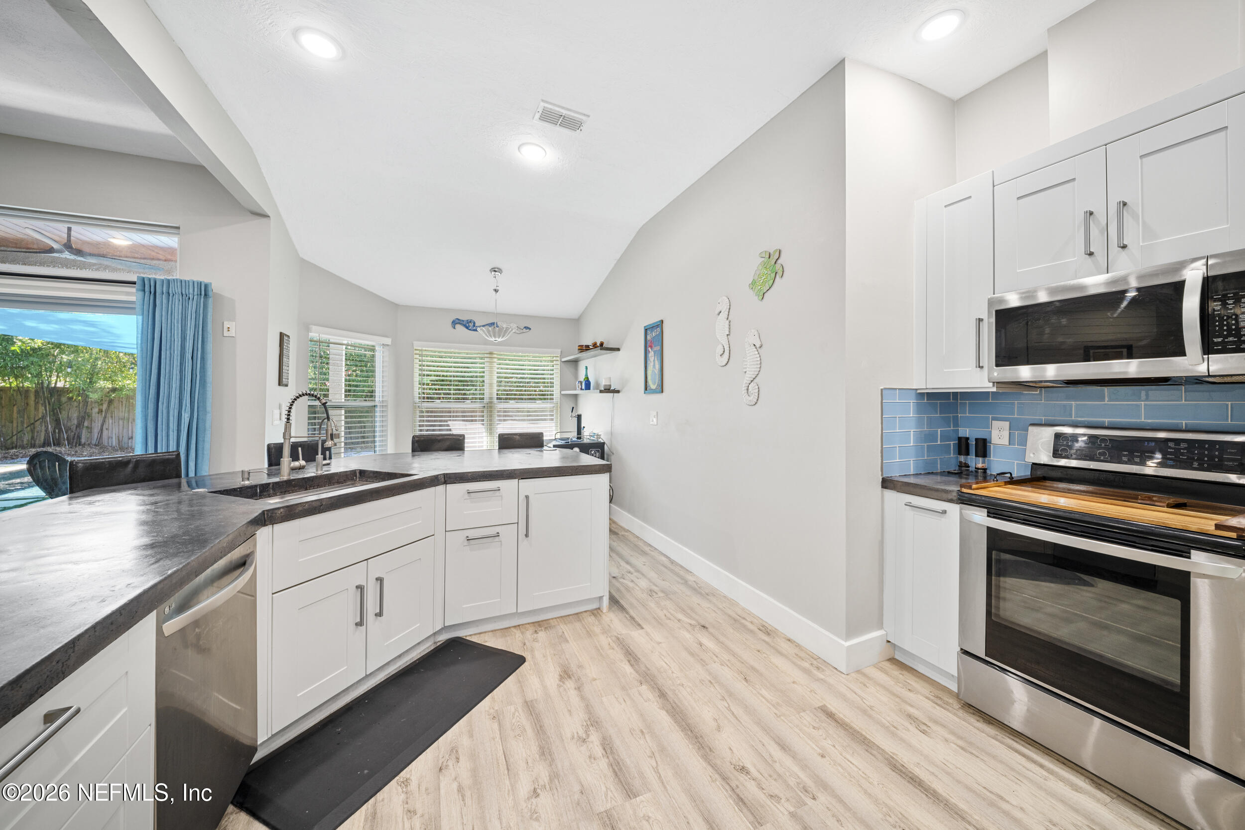 53 Oakwood Road Jacksonville Beach, FL 32250 - Photo 17 of 55 18_ar503930