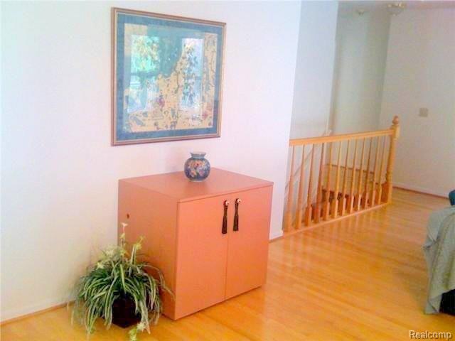 1540 Colony Drive Rochester, MI 48307 - Photo 10 of 12 oak floors & custom raiingl
