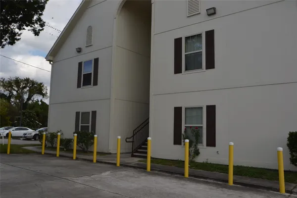 a view of a pathway both side of house