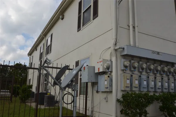 $1,000 | 304 Dell Court, Unit 6, Houston, TX 77009