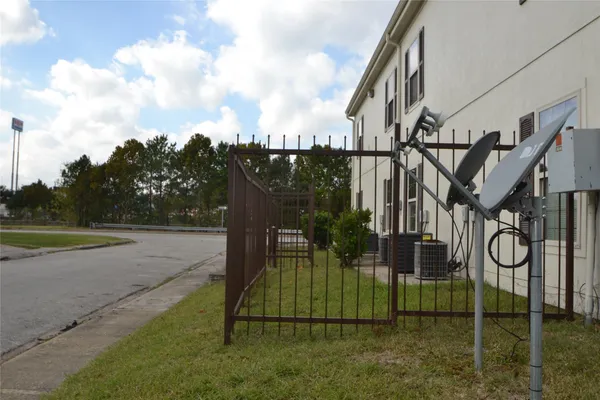 $1,000 | 304 Dell Court, Unit 6, Houston, TX 77009
