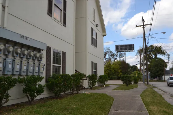 $1,000 | 304 Dell Court, Unit 6, Houston, TX 77009