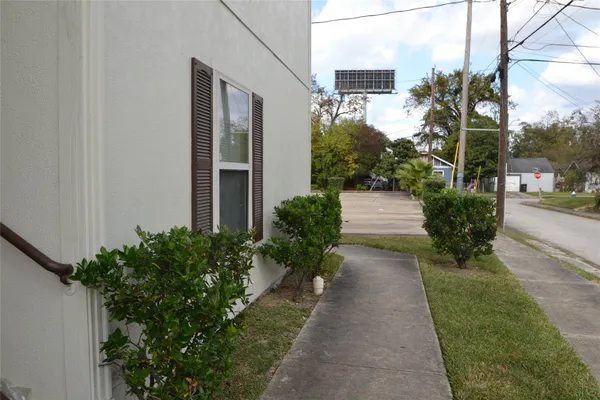 $1,000 | 304 Dell Court, Unit 6, Houston, TX 77009