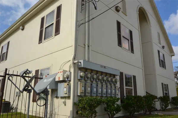 $1,000 | 304 Dell Court, Unit 6, Houston, TX 77009