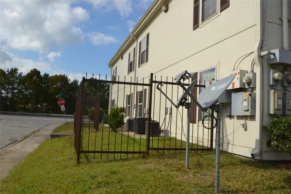 $1,000 | 304 Dell Court, Unit 6, Houston, TX 77009