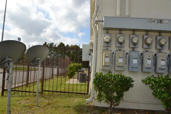 $1,000 | 304 Dell Court, Unit 6, Houston, TX 77009