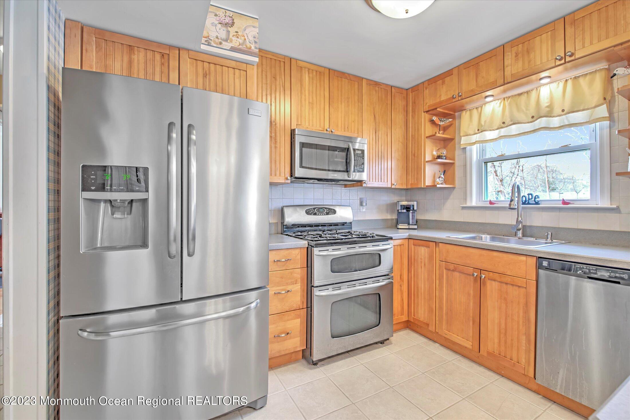 22 Timberline Drive Howell, NJ 07731 - Photo 16 of 43 16-KITCHEN
