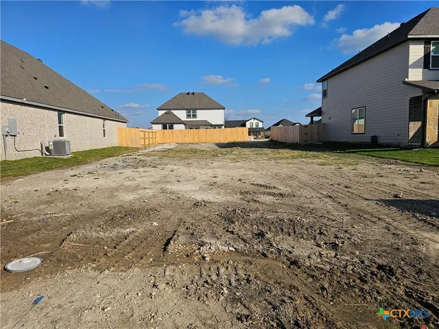 a view of a house with backyard