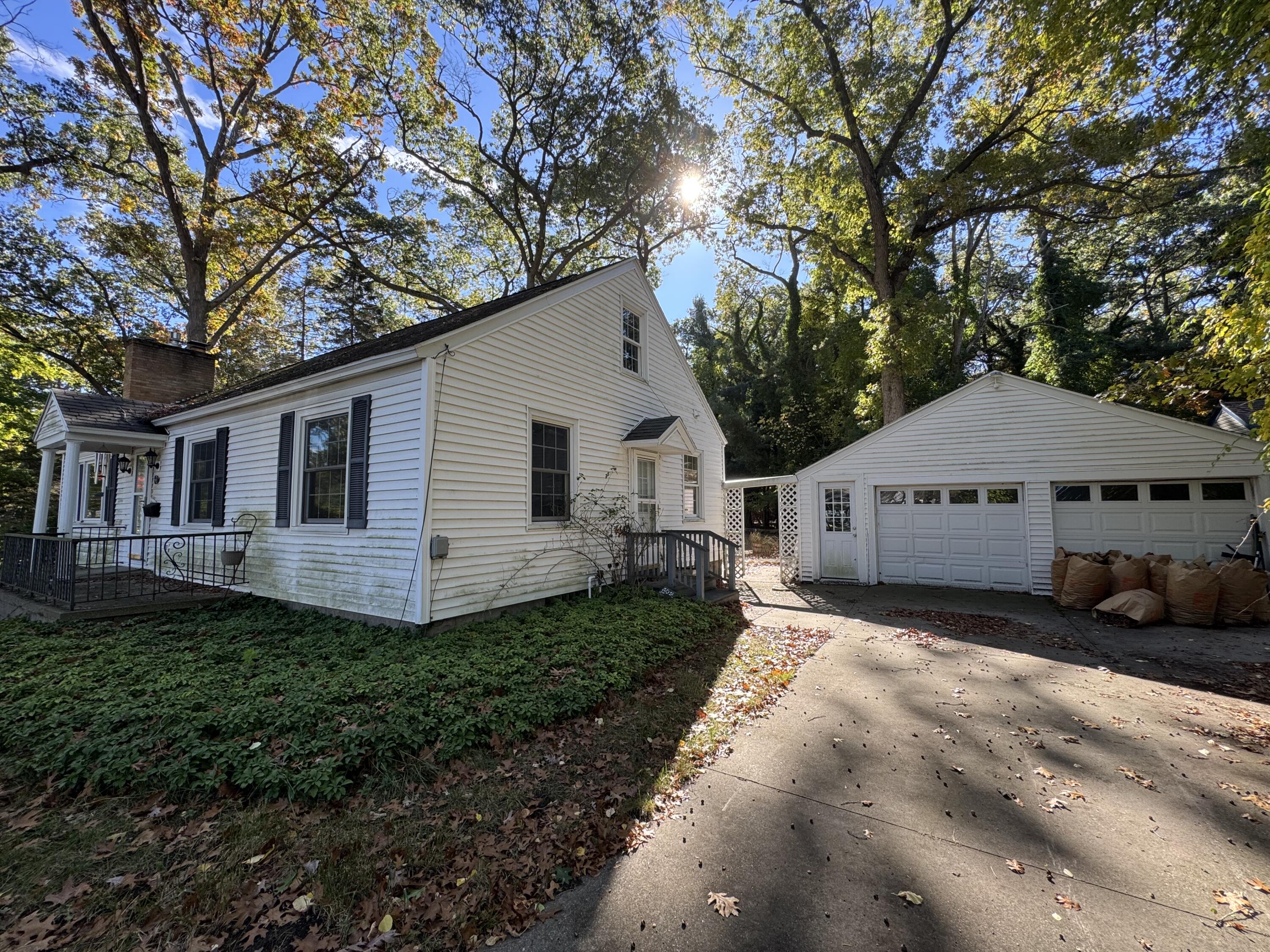 1947 Seminole Road Muskegon, MI 49441 - Photo 2 of 17 IMG_4946
