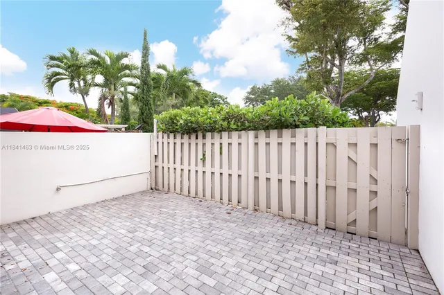 a view of a entrance gate of the house