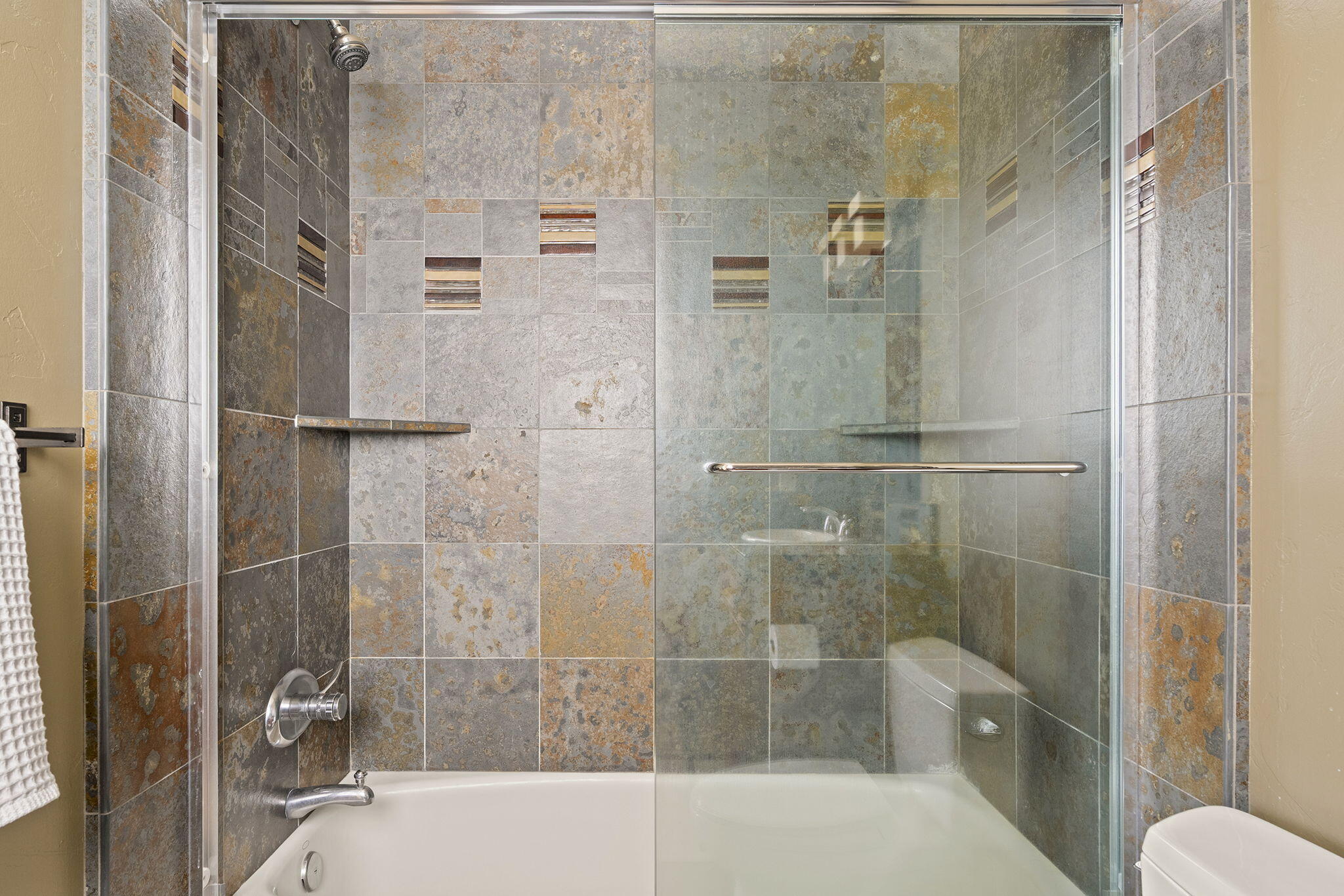 1838 Northwest Wild Rye Circle Bend, OR 97703 - Photo 41 of 50 41. Guest Room #2 Shower